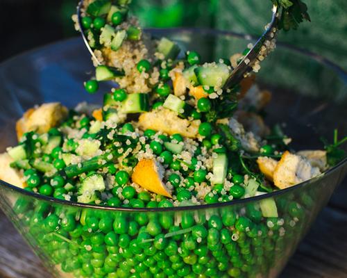 Recept: groene salade met tuinerwten en croutons